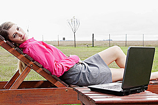 职业女性,放松,休闲椅,笔记本电脑