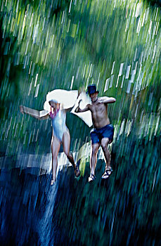 新婚夫妇,跳跃,水,双子瀑布,毛伊岛,夏威夷,美国