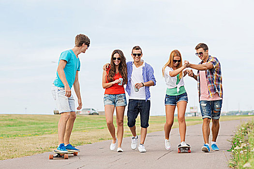 休假,度假,爱情,友谊,概念,群体,微笑,青少年,走,骑,滑板,室外