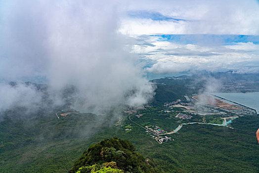 航拍深圳第二高峰七娘山群峰与大鹏海湾风光