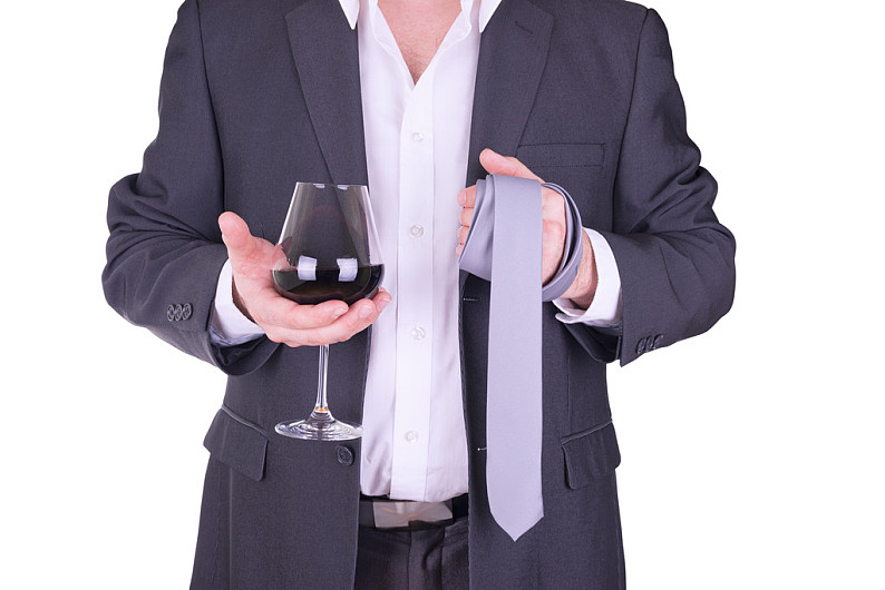 优雅_男人_喝_红色_拿着_葡萄酒杯_隔绝_白色背景_高清图片_全景视觉