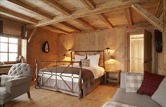 木房子,室内,床,沙发,扶手椅,木地板,墙壁