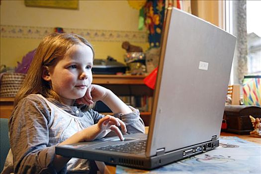 女孩,7岁,老,工作,电脑,在家,房间,家庭作业,学校,教育,软件