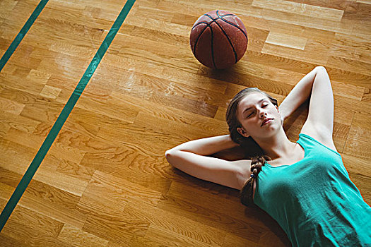 女性,篮球手,睡觉,球场,俯视