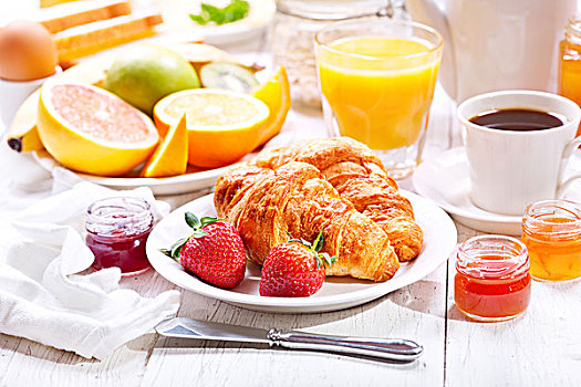 早餐桌,牛角面包,咖啡,橙汁,水果