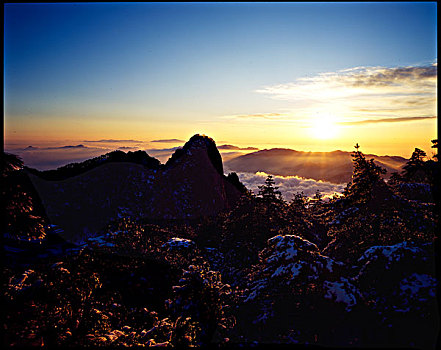 安徽黄山,日出雪景云海全景