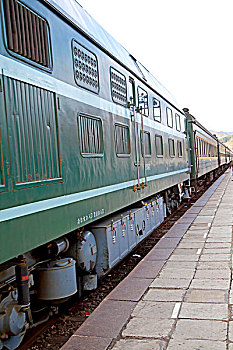 高大的绿皮火车和火车站台