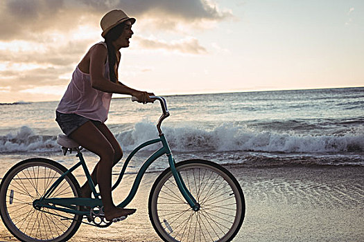 女人,骑自行车,海滩,黄昏