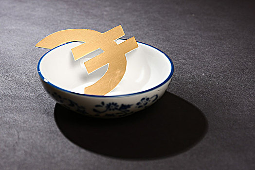 碗碟里的欧元货币符号