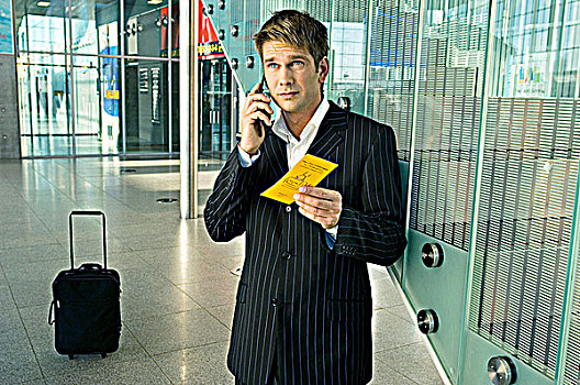 商务人士,拿着,机票,交谈,手机
