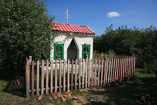 内蒙额尔古纳界河边的一片树林里,村里唯一,也是最小的东正教堂
