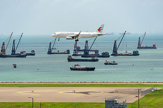 一架中国东方航空的客机正降落在香港国际机场