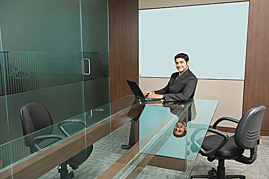商务人士,工作,笔记本电脑,会议室