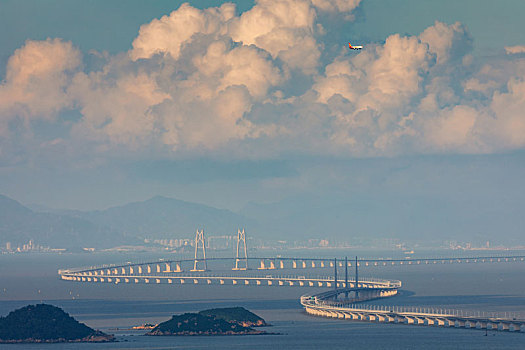 中國南海伶仃洋上的港珠澳跨海大橋