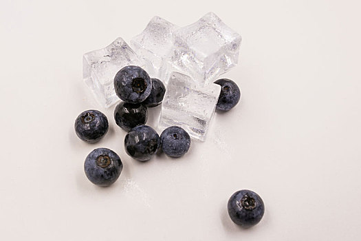 冰块蓝莓