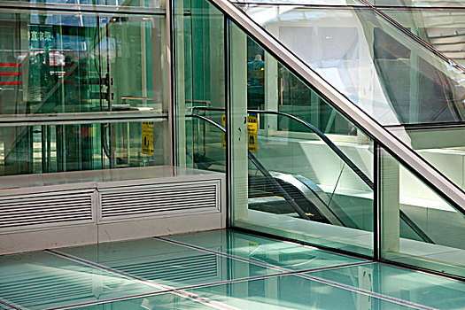 北京南站候车大厅干净的地板和玻璃