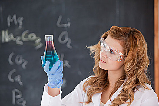 年轻,科学家,看,红色,蓝色,长颈瓶