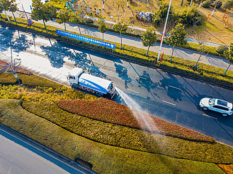 航拍道路绿化浇水养护