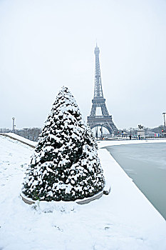 法国巴黎艾菲尔铁塔雪景