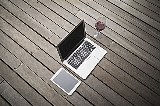 笔记本电脑,数码,葡萄酒杯,实木地板,俯拍