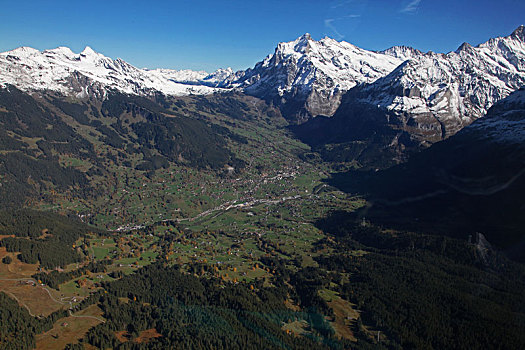 直升机航拍瑞士厄希嫩湖风景区