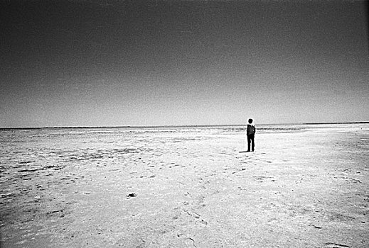 男人,站立,一个,朴素,空,海滩,看,地平线,法国,七月,2009年