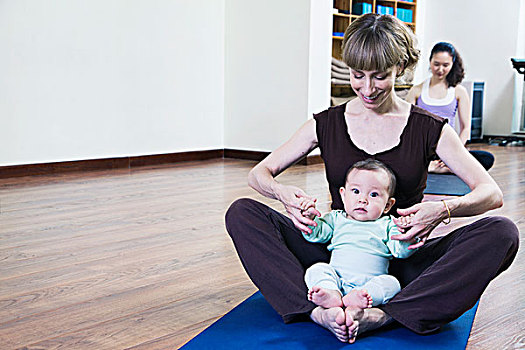 母亲,婴儿,盘腿坐,瑜珈,瑜伽课