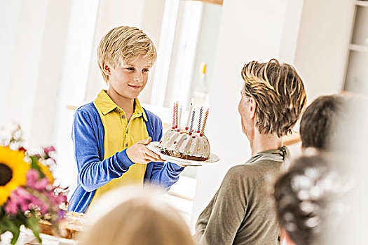 男孩,递给,祖母,生日蛋糕,聚会,餐厅