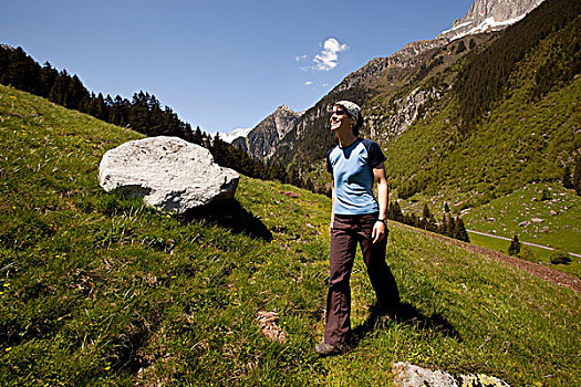 女青年,远足,草地,靠近,山谷,瑞士,欧洲