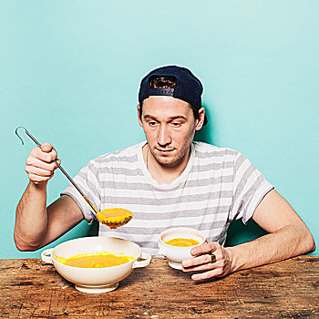 中年,男人,南瓜汤,碗,桌子,蓝色背景