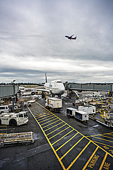 西雅图机场停机坪上的飞机