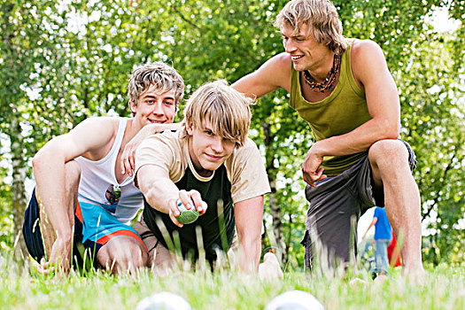 群体,男青年,玩,掷球游戏,公园,户外,夏天