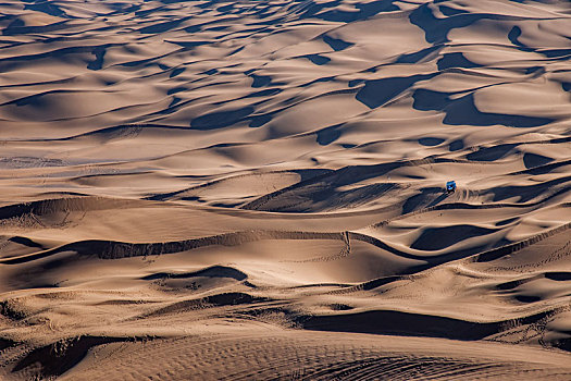 新疆鄯善库木塔格沙漠风景区的探险越野车