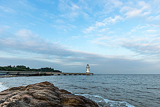 海岛灯塔海岸线