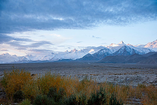 g321国道旁清晨日照喀英迪克让雪山,喀拉吉勒嘎乔库雪山,米纳尔山雪山