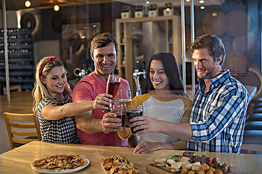 高兴,朋友,祝酒,啤酒,站立,酒吧,桌子