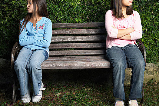 两个女孩,坐,公园长椅