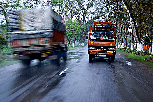 摇摄效果,两个,卡车,公路,阿萨姆邦,印度,亚洲