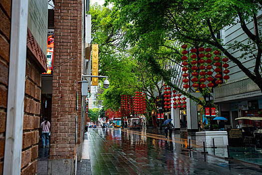 广州2023年春天三月春雨中的北京路步行街美景