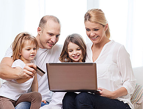 家庭,孩子,科技,钱,家,概念,微笑,两个,小,女孩,笔记本电脑,信用卡,在家