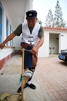 6旬老渔民表演,踩着高跷捕小虾,演示流传数百年传统技艺