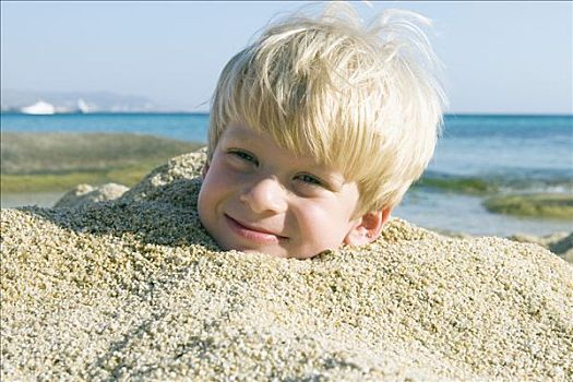 男孩,掩埋,沙子,微笑