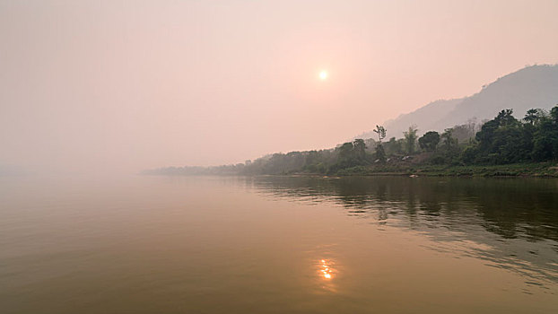 黎明时分的老挝琅勃拉邦湄公河畔
