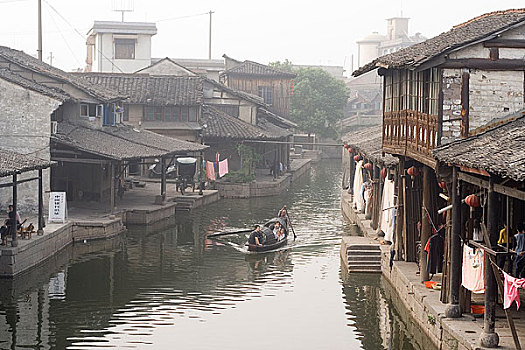 浙江绍兴安昌古镇店铺,乌蓬船