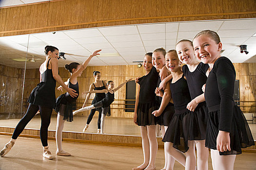 俯视图,芭蕾舞者,8-9岁,练习,教师,指示,舞蹈室,镜子,背景