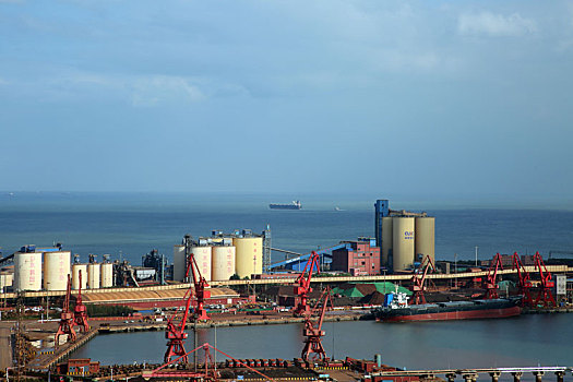 山东省日照市,夏日里的海港风景如画,轮船火车与灯塔相得益彰