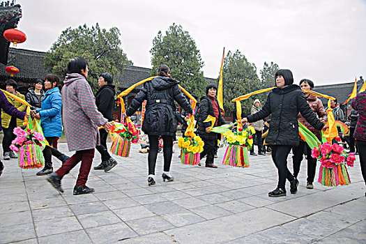 太昊陵庙会上跳祭祀舞的妇女们