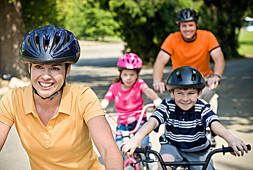 家庭,骑,自行车,一起
