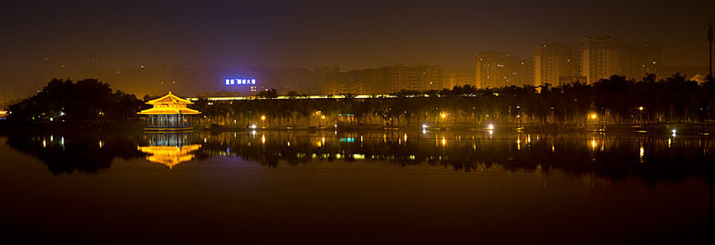 湖面夜景