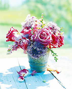 特写,清新,花束,粉色,玫瑰,葱属植物,飞燕草,桌上